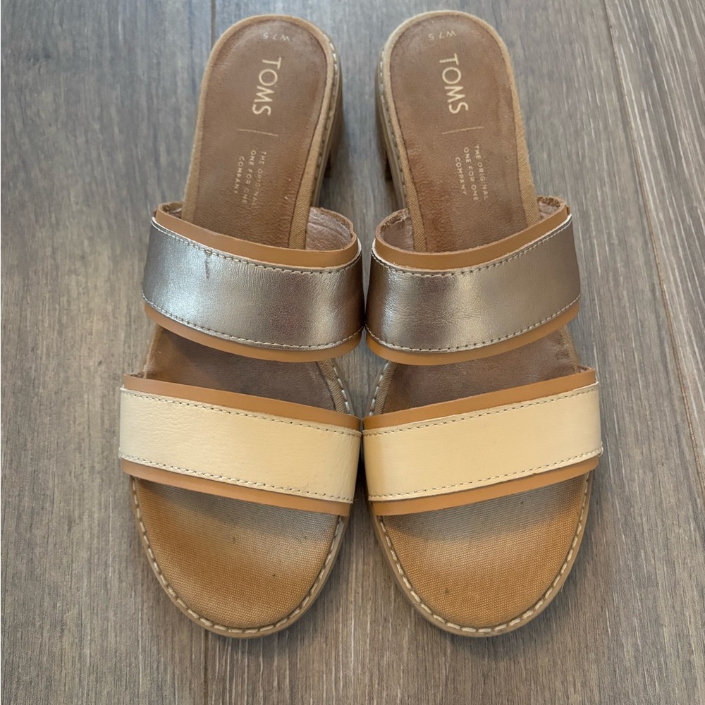 TOMS Women's Metallic and Cream Sandals